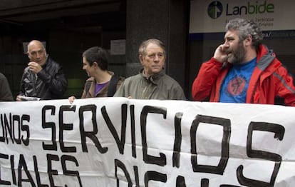 Miembros de Berri-Otxoak durante su protesta en Bilbao.