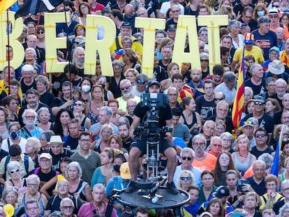 Un operador de cámara de televisión en la manifestación de este domingo.