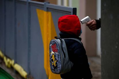 Una professora pren la temperatura a un alumne a l'escola Rubén Dario de Barcelona.