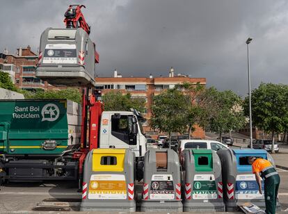 Recogida de contenedores en Sant Boi.