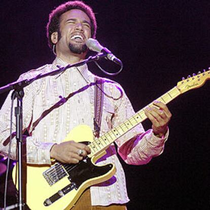 Ben Harper, durante su actuación en Festimad 2004.