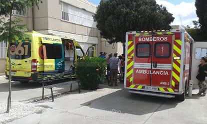 Equipos de emergencia a las puertas del instituto.