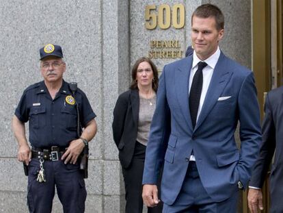 Tom Brady, a su salida hoy jueves de un juzgado de Nueva York.