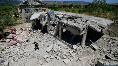 Inspección de un edificio destruido tras un ataque aéreo israelí, en la ciudad de Jiyam (Líbano), cerca de la frontera con Israel, el miércoles.