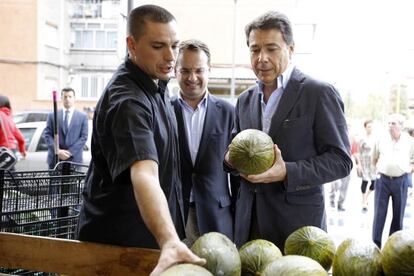 González, con el alcalde de Móstoles, de compras en una frutería tras el acto oficial.