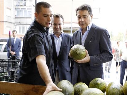 Gonz&aacute;lez, con el alcalde de M&oacute;stoles, de compras en una fruter&iacute;a tras el acto oficial.