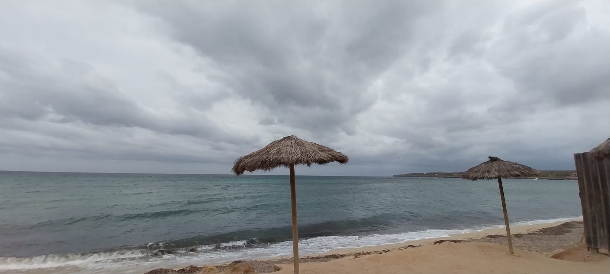 Como perro y gato en la isla misteriosa, amenazada de tormenta
