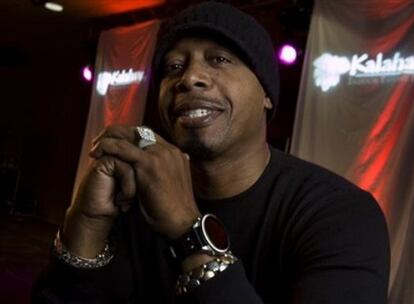 El músico MC Hammer ha sido el último famoso en pasarse a la televisión. Al estilo del programa que protagonizo la familia Osbourne, el <i>reality Hammertime</i> de la cadena Aetv sigue las andanzas del rapero y su familia. El que no aparezcerá seguramente es su primo Marvin, al que, según la prensa estadounidense, han detenido acusado de raptar a una mujer el pasado fin de semana.