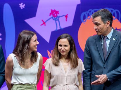 Desde la izquierda, las ministras de Igualdad, Irene Montero, y Derechos Sociales, Ione Belarra, con el presidente, Pedro Sánchez, en un acto en Madrid en julio de 2022.