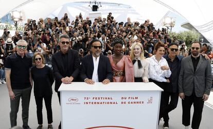 Da esquerda para a direita, os membros do júri do festival: Robin Campillo, Kelly Reichardt, Pawel Pawlikowski, Alejandro González Iñárritu, Maimouna N’Diaye, Elle Fanning, Alice Rohrwacher, Enki Bilal e Yorgos Lanthimos.