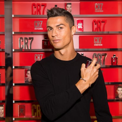 Cristiano Ronaldo echándose su propio perfume.