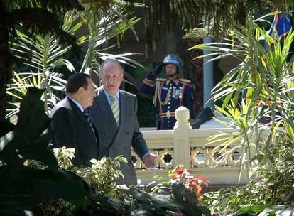 Don Juan Carlos conversa con Hosni Mubarak en los jardines del palacio presidencial de El Cairo.