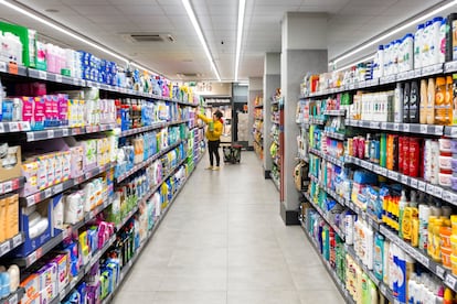 Productos de marca blanca en el supermercado DIA de la calle Raimundo Fernández Villaverde de Madrid.