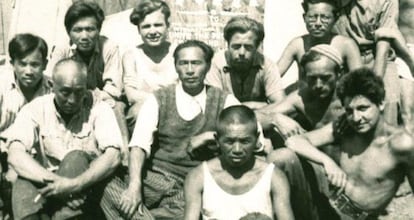 Brigadistas chinos junto a otros reclusos en un campo de internamiento.