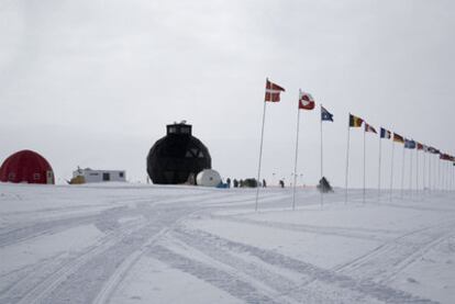 Base del proyecto NEEM para perforar el hielo de Groenlandia. La geoda negra alberga el mecanismo de perforación.