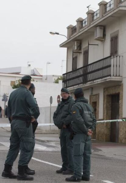 Varios agentes en el domicilio de la víctima.