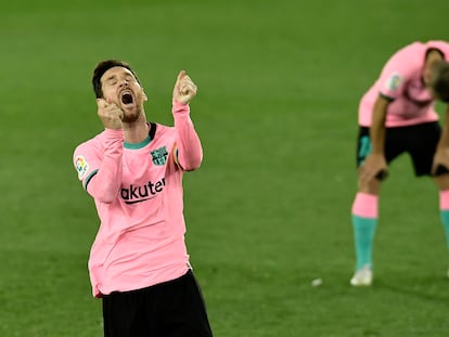 Messi se lamenta de una ocasión fallada frente al Alavés.