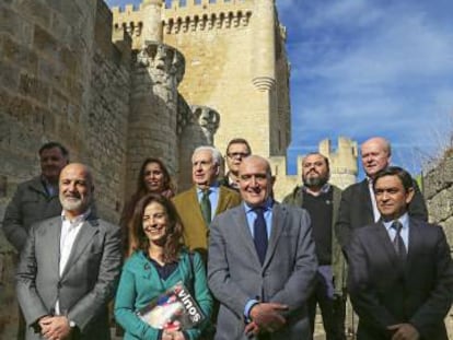 Los responsables de las principales bodegas junto a &Oacute;scar Becerra, director gerente de PRISA Revistas.