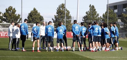La sesión comenzó con una charla a los futbolistas en el centro del campo, antes de preparar el partido de Liga contra el Centa de Vigo, el próximo sábado, en el estadio Santiago Bernabéu.
