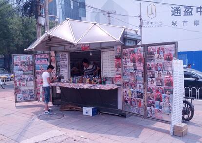 A pesar de que los chinos leen cada vez más prensa digital, los puestos siguen estando omnipresentes en las calles de la ciudad.