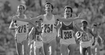 Sebastian Coe (c) gana los 1.500 metros en Mos&uacute; 1980.