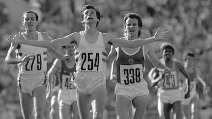 Sebastian Coe (c) gana los 1.500 metros en Mos&uacute; 1980.