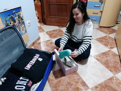 La sevillana Cristina Pablos Barrena, haciendo la maleta este sábado para mudarse a Madrid.