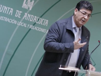 Diego Valderas, durante su rueda de prensa este viernes en Sevilla.