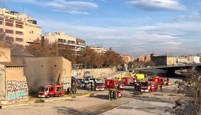 Bomberos en el incendio de la Torre del Fang.