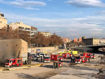 Bombers en l'incendi de la Torre del Fang.