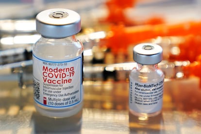 Dosis de Moderna y Pfizer de la vacuna contra el coronavirus en una clínica