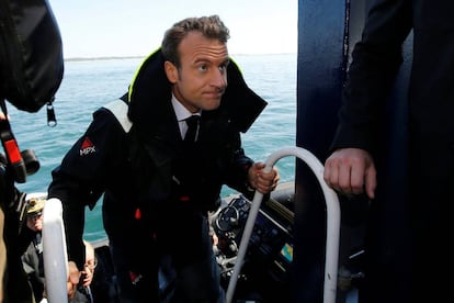 Macron en una visita a un barco de rescate marítimo, la semana pasada