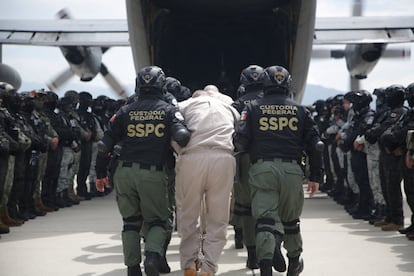 Fuerzas federales mexicanas escoltan a presos, el 12 de agosto.