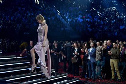 Taylor Swift sube al escenario para recoger el premio a la Mejor Artista Femenina, en los Billboard Music Awards.