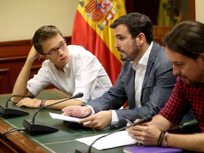 Pablo Iglesias, junto a Alberto Garz&oacute;n e &Iacute;&ntilde;igo Errej&oacute;n, en el Congreso. 