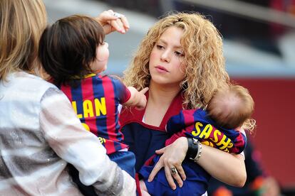 Shakira holds son Sasha as she combs Milan's hair before the Spanish League match between FC Barcelona and Valencia in Camp Nou, Barcelona, Spain