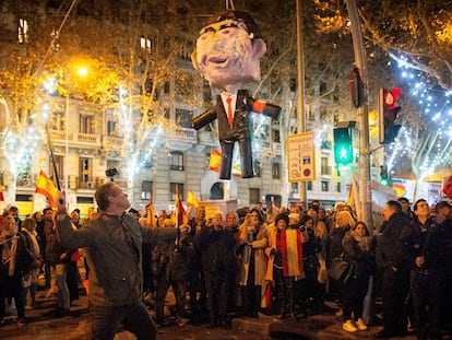 Un hombre se prepara para golpear un muñeco de Pedro Sánchez, la pasada Nochevieja, cerca de la sede del PSOE en Madrid.