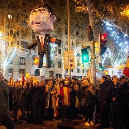 Un hombre se prepara para golpear un muñeco de Pedro Sánchez, la pasada Nochevieja, cerca de la sede del PSOE en Madrid.