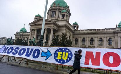 Un cartel sobre la entrada de Kosovo en la UE, en febrero de 2018 en Belgrado.