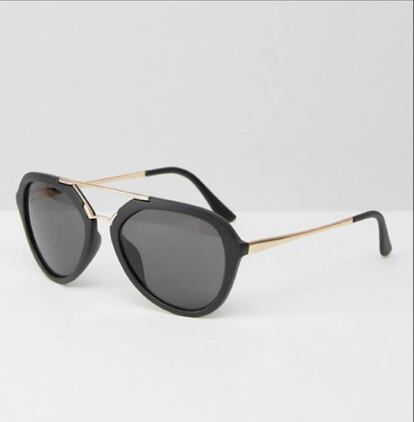 La montura aviador no ha muerto, se ha renovado. Estas gafas de sol con barra frontal y lentes con tintado oscuro dan fe de ello. </p> Gafa de sol de aviador por 19,99 euros disponible en <a href="http://www.asos.com/es/aj-morgan/gafas-de-sol-de-aviador-con-barra-frontal-de-aj-morgan/prd/9878715?clr=negro&SearchQuery=&cid=15329&gridcolumn=4&gridrow=14&gridsize=4&pge=1&pgesize=72&totalstyles=67">Asos.com</a>. </p>