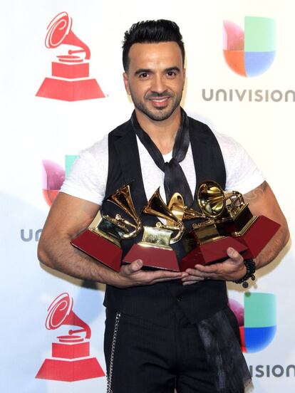 El cantante puertorriqueño Luis Fonsi sostiene sus premios a Canción del Año, Grabación del Año, Mejor Fusión/Interpretación Urbana y Mejor Video Musical Corto por la canción 'Despacito'.
