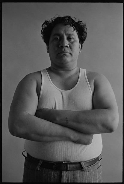 Oscar Zeta Acosta en 1971, en un retrato de Annie Leibovitz que recupera el documental 'The Rise and Fall of the Brown Buffalo'.