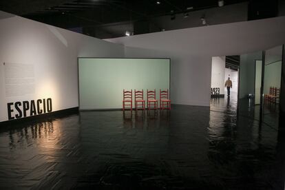 La sección 'Espacio' de la exposición que recrea la escenografía de varias de las películas de Saura