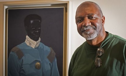 Kerry James Marshall, junto a su obra sobre el activista negro David Walker.