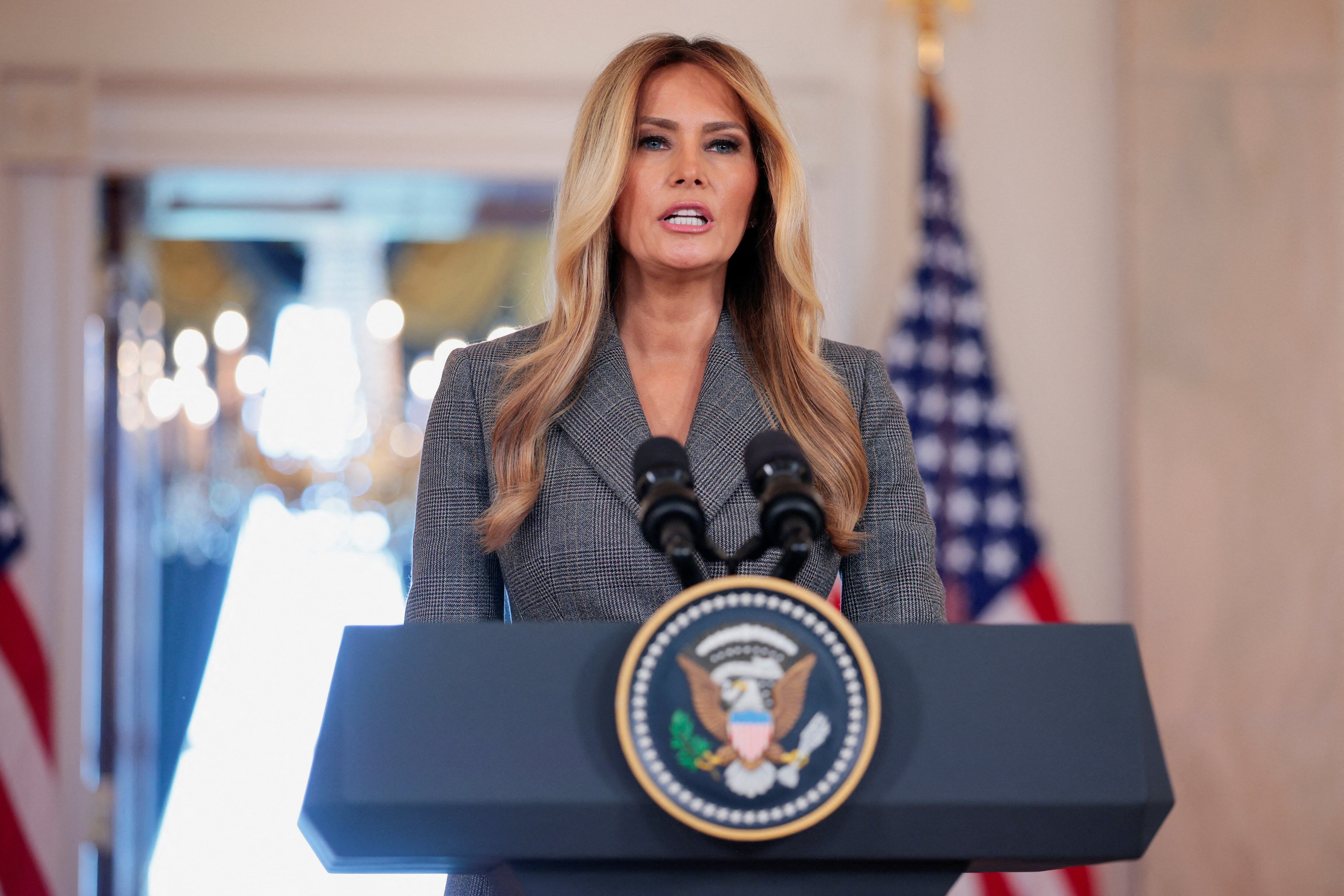 Melania Trump niega una relación cercana con Jeffrey Epstein: “Las mentiras que me vinculan con él deben terminar hoy mismo”