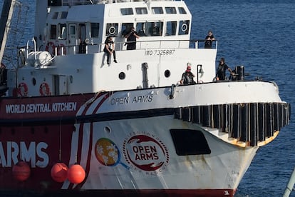 Un barco perteneciente al grupo de ayuda Open Arms cargado con alimentos enlatados destinados a Gaza, de regreso en el puerto chipriota de Lárnaca, este miércoles.
