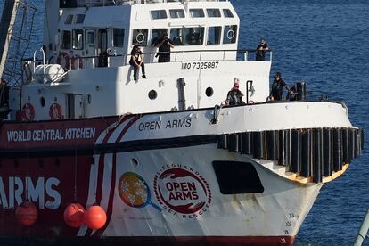 Un barco perteneciente al grupo de ayuda Open Arms cargado con alimentos enlatados destinados a Gaza, de regreso en el puerto chipriota de Lárnaca, este miércoles.