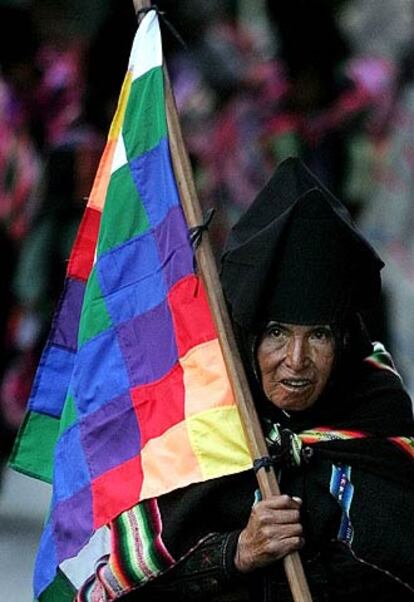 Una campesina boliviana participa en una marcha en las inmediaciones del Palacio de Gobierno en La Paz.