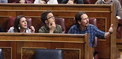 Los diputados de Unidos Podemos, Pablo Iglesias, Íñigo Errejón e Irene Montero, durante el debate de investidura del líder del PP, Mariano Rajoy, esta tarde en la Cámara Baja.