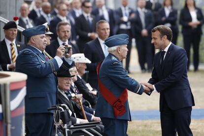 El primer ministro francés, Emmanuel Macron, saluda a uno de los veteranos tras su discurso durante los actos de conmemoración del 75º aniversario del Desembarco de Normandía.